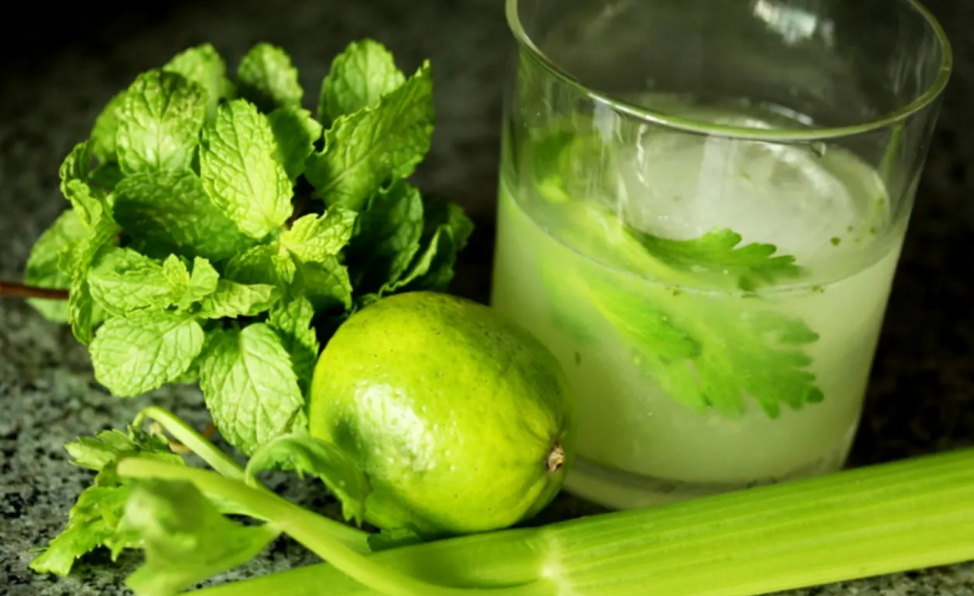 آب کرفس برای عمل بینی